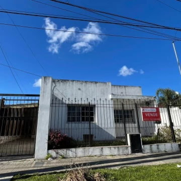 Casa en venta en Luján con cochera y apto comercial — Av. Beschtedt
