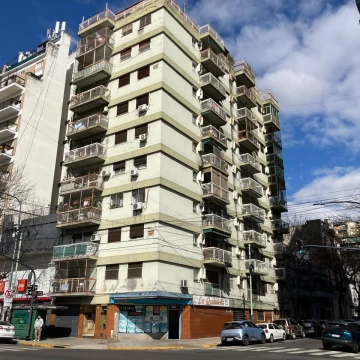 Departamento de 2 ambientes con balcon a la calle