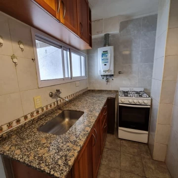 Céntrico departamento de 2 dormitorios más comodín, con dos baños, cocina independiente, amplio living-comedor, patio interno y espaciosa galería. A metros del Parque España.