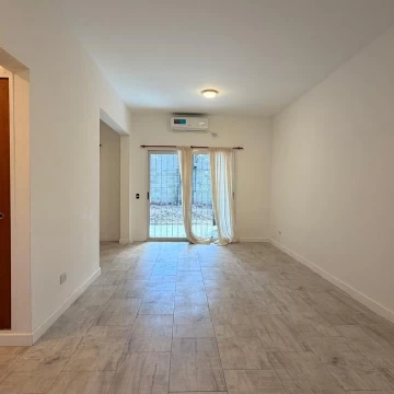 Departamento en oportunidad en Las Mercedes - con jardín y dos dormitorios