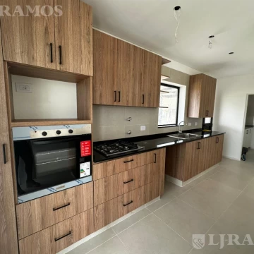 Casa a estrenar lote interno 1 planta en Golf PG