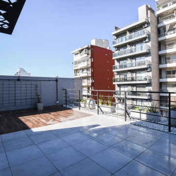 VENTA DEPARTAMENTO 2 DORMITORIOS CON PATIO BARRIO ABASTO.-