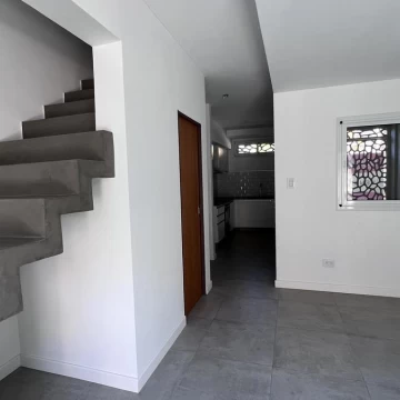 VENTA CASA 2 PISOS CON 2 DORMITORIOS   COCHERA ARROYITO
