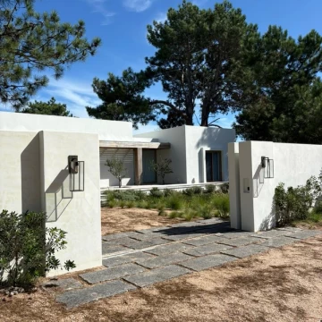 Casa en Laguna Escondida, José Ignacio – vista al campo y apartamento de huéspedes