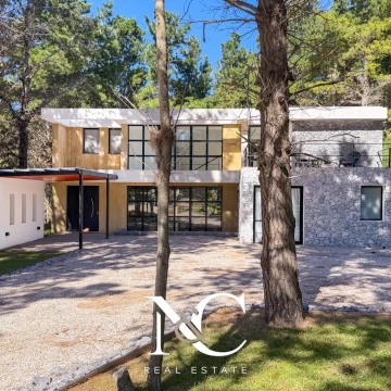 Casa en venta en Costa Esmeralda fondo arbolado 4 suites