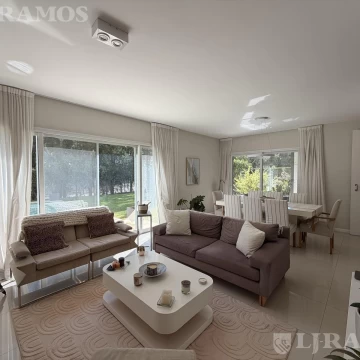 Casa con 4 dormitorios en venta y/o alquiler en Los Sauces
