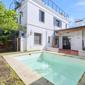 Casa 4 hambientes, 3 habitaciones, con Jardin, pileta y terraza en San isidro Libertador - Vias