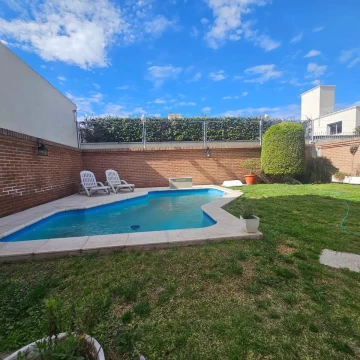 Casa en Venta, en Cerro Chico, pileta