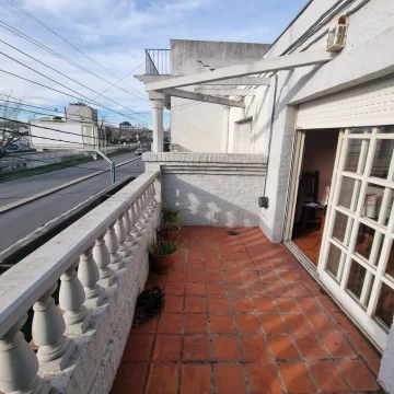 PH EN DUPLEX 2/3 AMBIENTES EN HAEDO CON BALCON Y PATIO