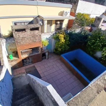 Alquiler casa de 2 plantas 4 dormitorios con pileta patio