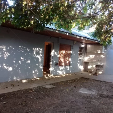 Casa 2 ambientes con jardín y cochera dos autos en B. Parque Don Bosco!!