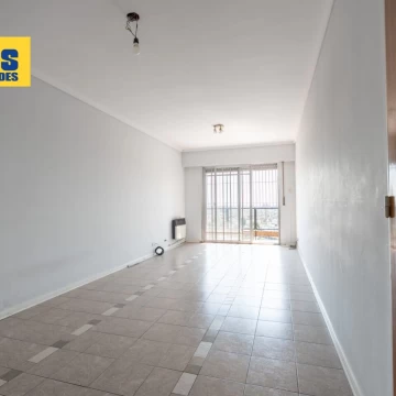 Venta, departamento de 4 ambientes. Semipiso, sobre Av. Mitre. Vista Abierta.