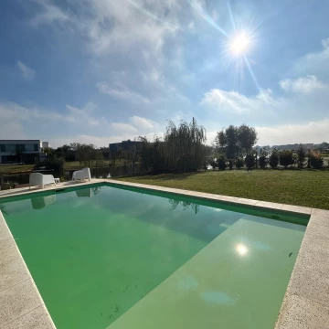 CASA A LA VENTA EN CANTÓN GOLF - CON VISTA A LA LAGUNA