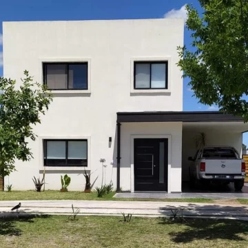 Casa en Venta o Alquiler 4 dorm  San Eduardo Pilar del Este