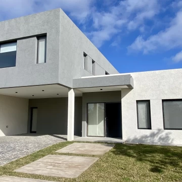 Casa A Estrenar en Riberas - Parquizada - Con Piscina - 6 Ambientes