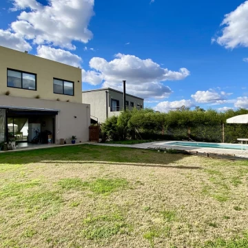 Casa en Venta en Barrio Santa Emilia - Pilar del Este - Con Piscina