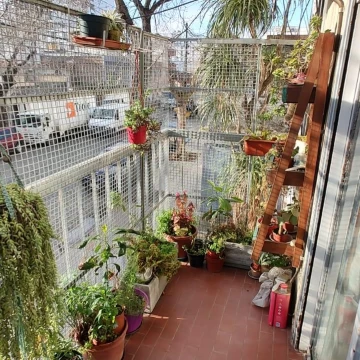 Departamento en venta 3 ambientes con balcón a la calle con cochera en edificio. Cercanía con Subte, tres avenidas.