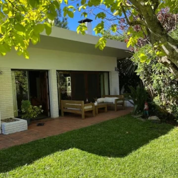 Venta y Alquiler de Amplia Casa 3 dormitorios en Playa Mansa, a 100 metros del mar !