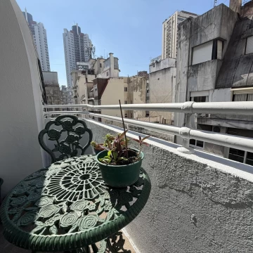 3 Ambientes al Frente con Balcón | Parquet | Excelente Luz y Ventilación