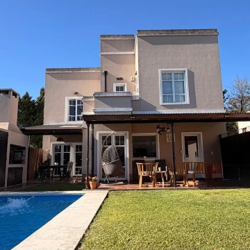 Casa en venta con piscina en barrio cerrado sin expensas
