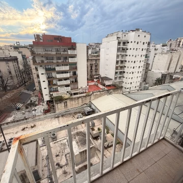 Venta Departamento 2 amb balcón piso alto luminoso - Recoleta