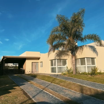 San Sebastian - Casa De 3 Dormitorios Con Pileta En Venta y Alquiler - Barrio Cerrado, Funes