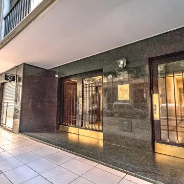 Plaza Vicente Lopez - Piso alto en Contrafrente a pulmón abierto - SUPER LUMINOSO - SEG 24 hs.