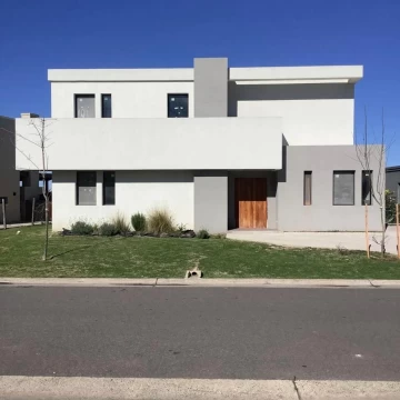 Casa en venta de 4 dorm  Estudio en San Pablo Pilar