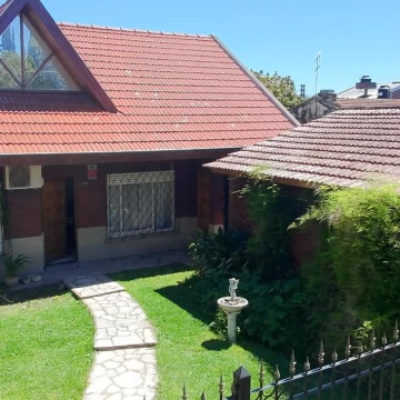 Venta Casa en Sourigues con pileta, patio y cochera