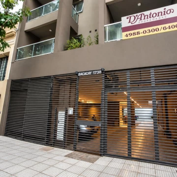 Monoambiente de categoría con balcón, parrilla y solarium en Flores