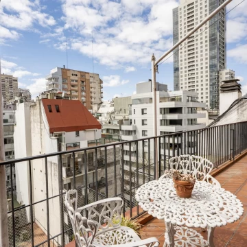 Venta Departamento 2 ambientes, piso alto, al frente, gran balcón terraza, en Palermo
