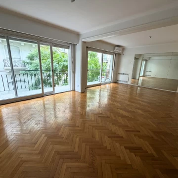 VENTA LUMINOSO PISO 4 AMBIENTES CON COCHERA, RECOLETA/RETIRO