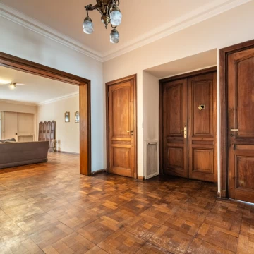 VENTA piso de categoría de 4 ambientes con dependencias, Recoleta