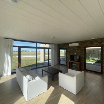 Venta de MODERNA Casa 6 AMBIENTES en CHACRAS DE LA TRINIDAD,