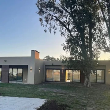 Venta de MODERNA Casa 6 AMBIENTES en CHACRAS DE LA TRINIDAD,