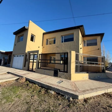 venta casa 4 ambientes, 2 plantas, garaje parrila, Mirador, Caleta Olivia