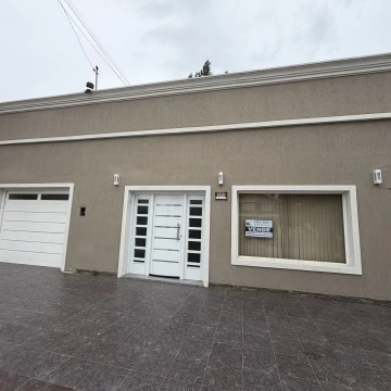 Venta casa céntrica, 3 dormitorios, quincho, garage, Caleta Olivia