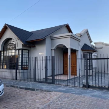 VENTA de Casa 4 AMBIENTES en COSTANERA, GARAGE QUINCHO, PATI