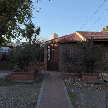 Oportunidad! Venta Casa 3 ambientes + 2 Deptos, centro, Caleta Olivia