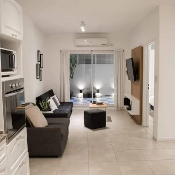 VENTA 2 AMBIENTES PB CON PATIO, REFACCIONADO CON RENTA, MICROCENTRO