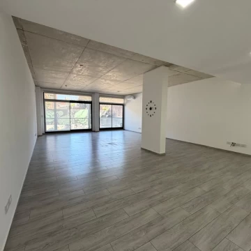 Excelente oficina en Monserrat venta y alquiler  111 m2   7 de balcón. Muy lumiosa.