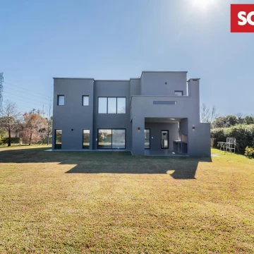 Casa en venta 4 ambientes, en Altos de Campo Grande. Moderna, impecable. Amenities. Golf
