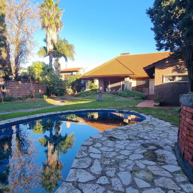 Casa 4 amb, cochera para varios vehículos, quincho, piscina y amplio jardín.
