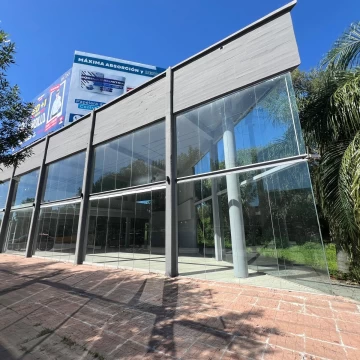 Local en Alquiler | Zona Norte | Rivera Indarte | Frente Vidriado | Entrepiso | Doble Altura