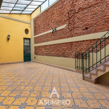 Venta Casa con lote propio Varela y Directorio