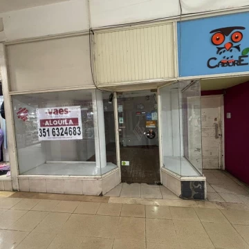 ALQUILER – Local comercial con gran vidriera y depósito en Galería Central, Centro