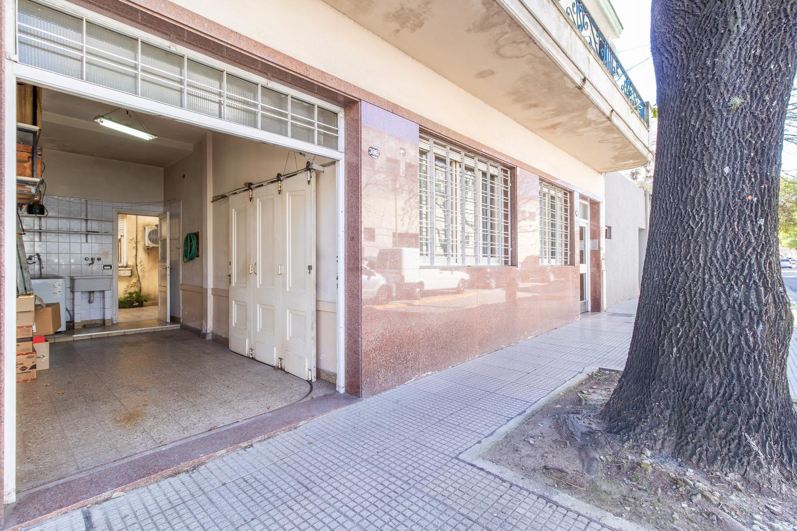 Cochera abierta desde calle
