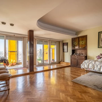 VENTA DE SEMIPISO DE 5 AMBIENTES C/DEPENDENCIA Y 2 BALCONES ATERRAZADOS EN CABALLITO NORTE