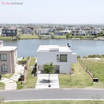 Casa al agua con vista directa a la laguna y pileta con borde infinito | San Sebastián | Área 7