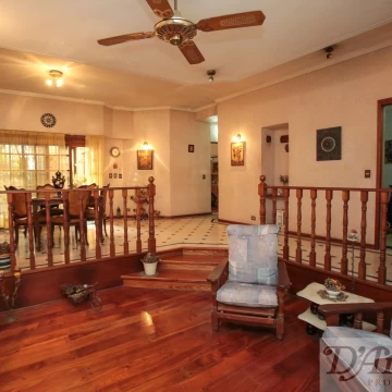 Casa sobre lote propio con 4 dormitorios, 2 suites, quincho, terrazas y garage.